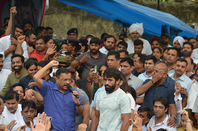 Kejriwal, Priyanka meet protesting wrestlers at Jantar Mantar