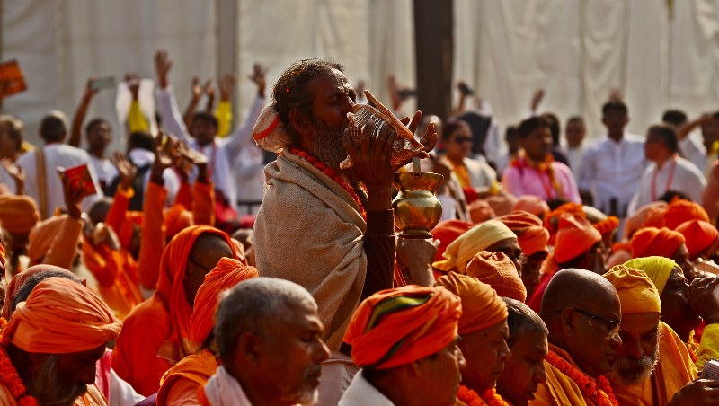 Over one lakh people chant Bhagavad Gita verses in Kolkata's Brigade Parade Ground