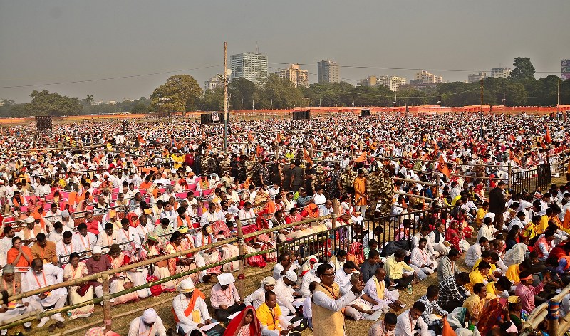 Over one lakh people chant Bhagavad Gita verses in Kolkata's Brigade Parade Ground