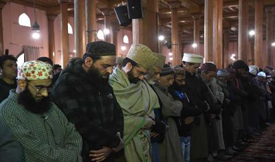 Mirwaiz allowed to offer Friday prayers at Jamia Masjid in Jammu and Kashmir's Srinagar