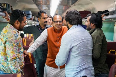 Union Minister Shivraj Chouhan travels to Bhopal in Shatabdi Express; shares pics