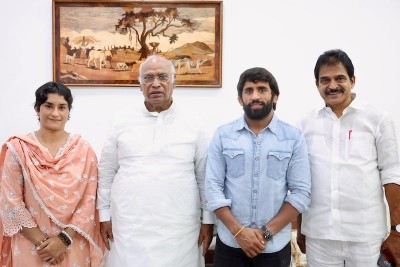 Indian wrestlers Vinesh Phogat and Bajrang Punia join Congress