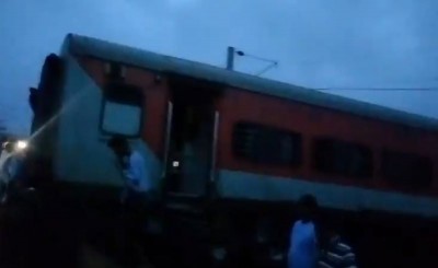 Mumbai-Howrah Mail train derails in Jharkhand, 2 passengers die