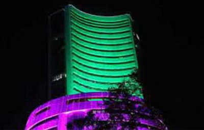 Sensex jumps up 305.09 pts as market closes