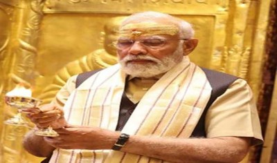 PM Modi offers prayers at Varanasi's Kashi Vishwanath temple