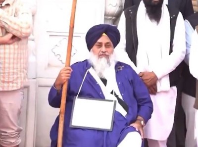 With plaque around his neck, ex-Punjab Dy CM Sukhbir Singh Badal serves punishment at Golden Temple in Amritsar