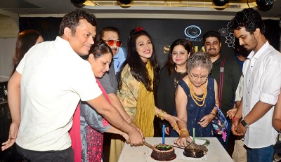 Rituparna Sengupta, others celebrate Dabaru's box office run