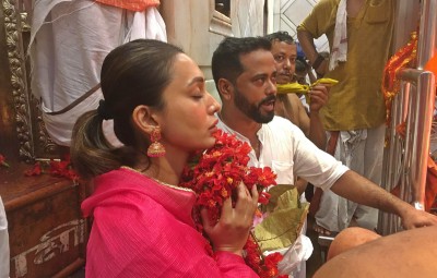 Mimi Chakraborty offers prayers at Kalighat Temple in Kolkata for 'Toofan' success