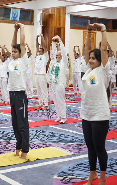 Slideshow: India Army performs yoga in highest battlefield Siachen as PM Modi leads the day from Kashmir