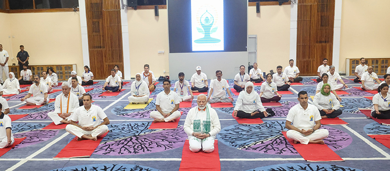 Slideshow: India Army performs yoga in highest battlefield Siachen as PM Modi leads the day from Kashmir