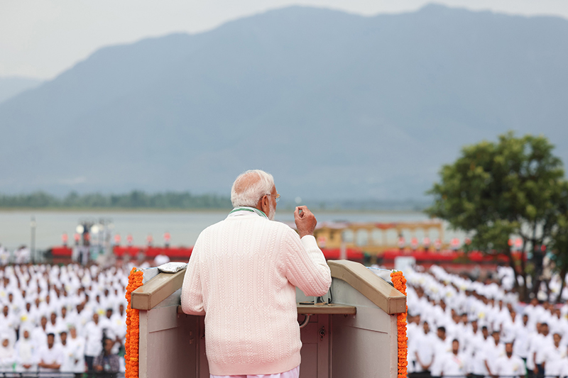 Slideshow: India Army performs yoga in highest battlefield Siachen as PM Modi leads the day from Kashmir