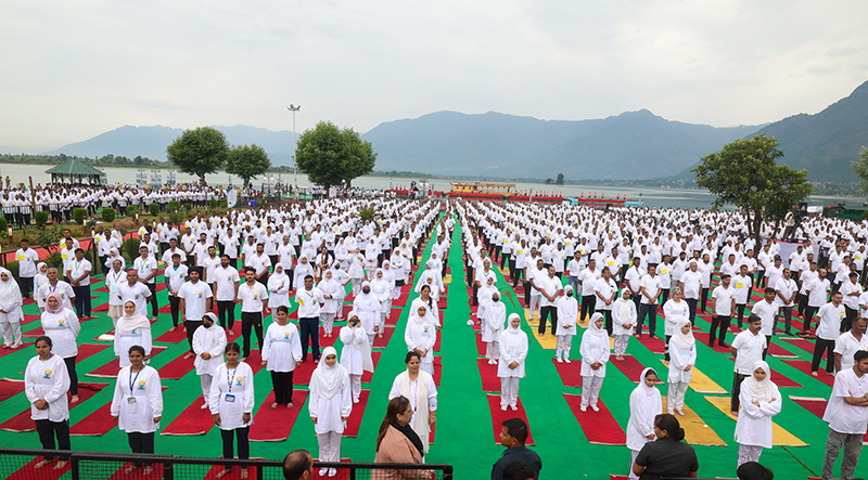 Slideshow: India Army performs yoga in highest battlefield Siachen as PM Modi leads the day from Kashmir