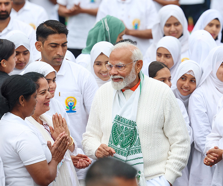 Slideshow: India Army performs yoga in highest battlefield Siachen as PM Modi leads the day from Kashmir