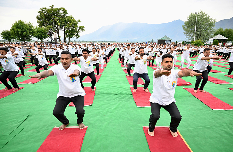 Slideshow: India Army performs yoga in highest battlefield Siachen as PM Modi leads the day from Kashmir