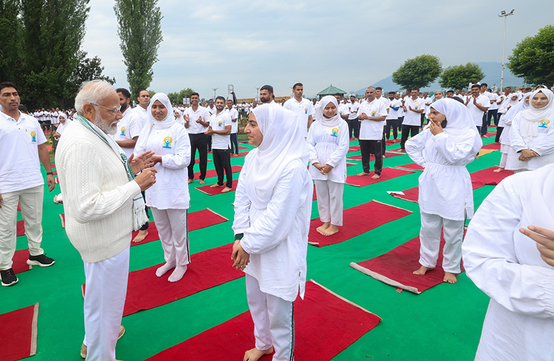 Slideshow: India Army performs yoga in highest battlefield Siachen as PM Modi leads the day from Kashmir