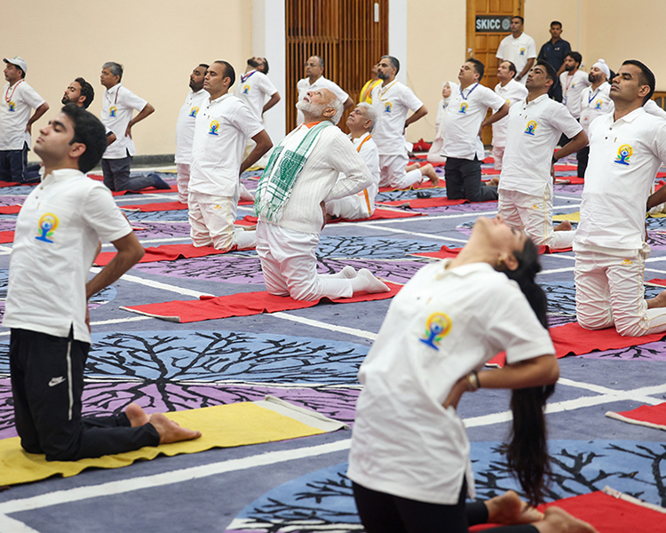 Slideshow: India Army performs yoga in highest battlefield Siachen as PM Modi leads the day from Kashmir