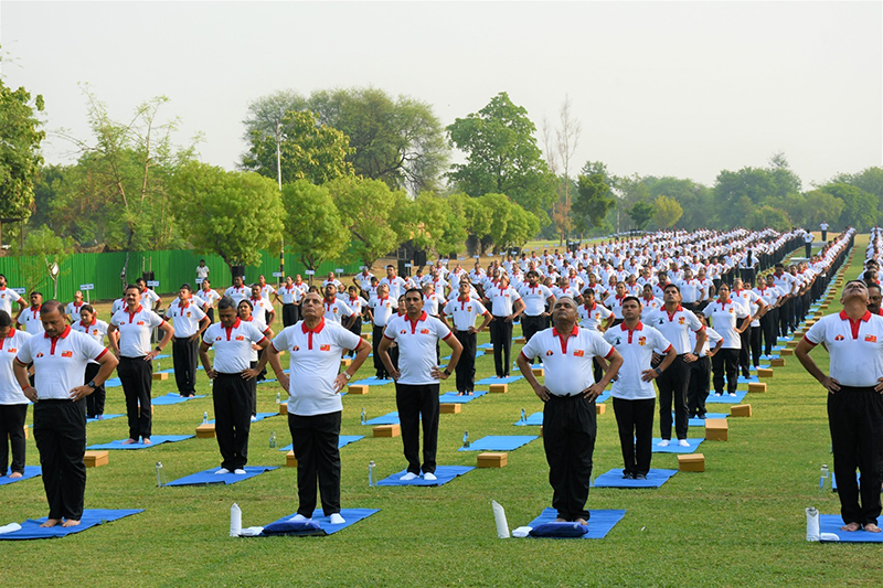 Slideshow: India Army performs yoga in highest battlefield Siachen as PM Modi leads the day from Kashmir