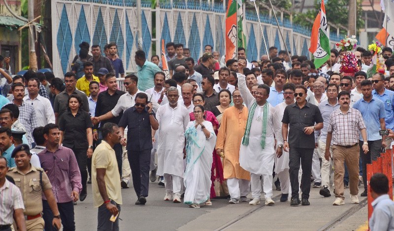 Mamata Banerjee holds roadshow in south Kolkata on last day of LS poll campaigning