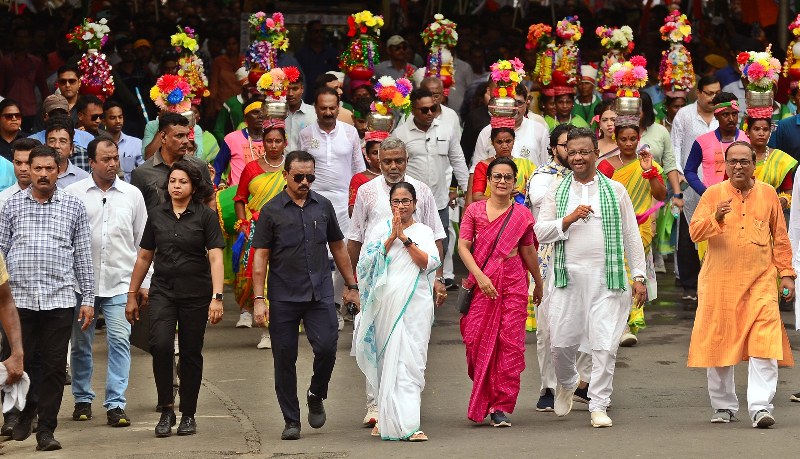 Mamata Banerjee holds roadshow in south Kolkata on last day of LS poll campaigning