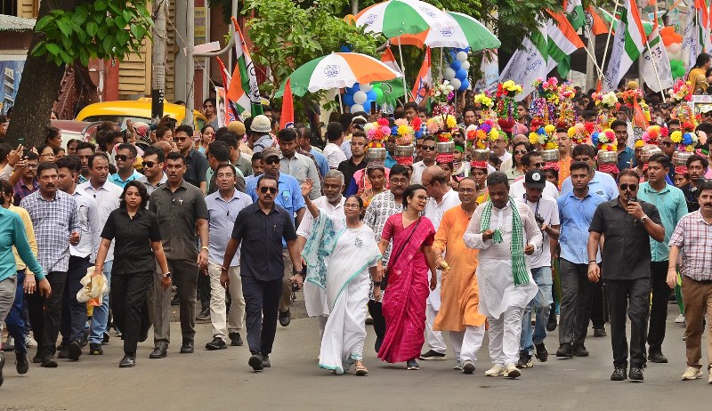 Mamata Banerjee holds roadshow in south Kolkata on last day of LS poll campaigning