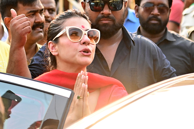 Kajol visits Dakshineswar Temple