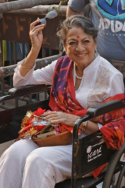 Kajol visits Dakshineswar Temple