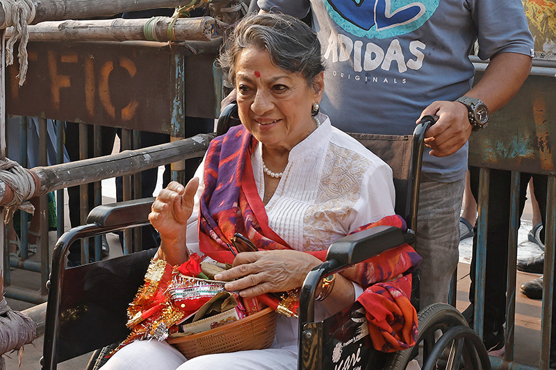 Kajol visits Dakshineswar Temple