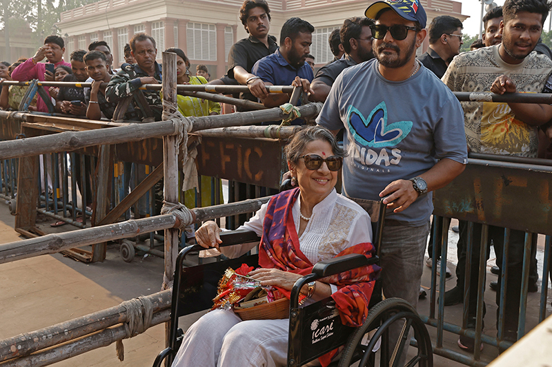 Kajol visits Dakshineswar Temple