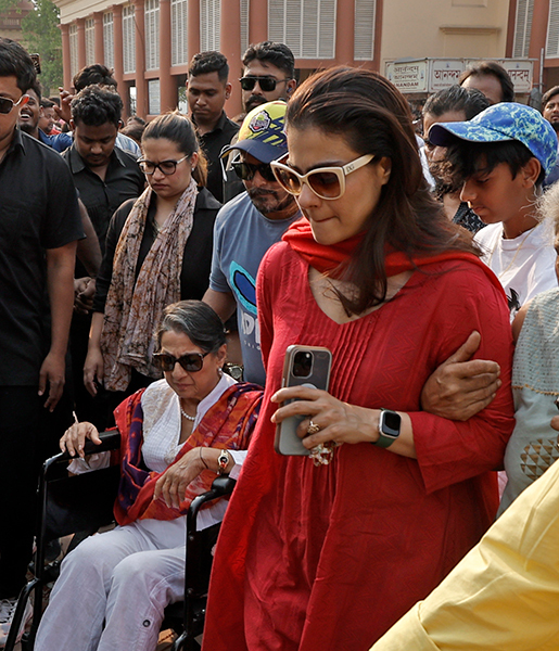 Kajol visits Dakshineswar Temple