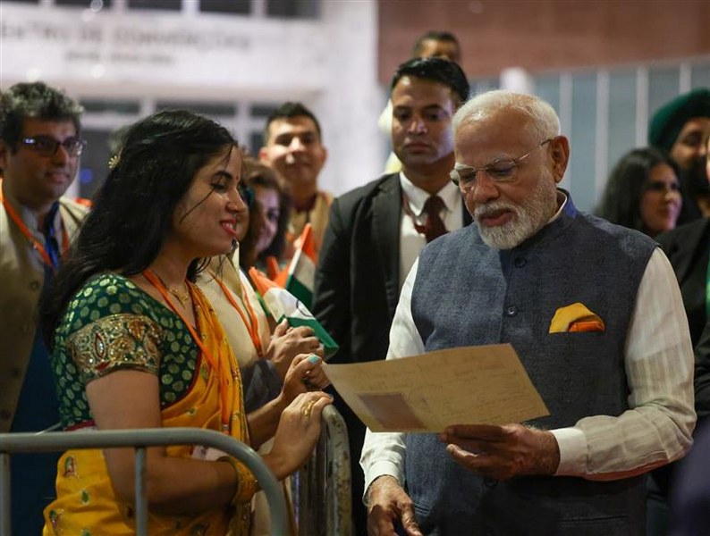 Indian Community welcomes PM Modi at Rio de Janeiro