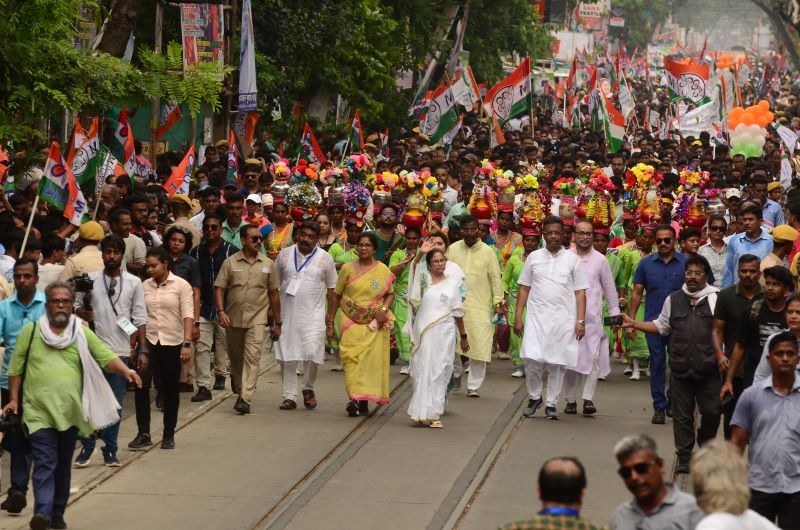 In Images: Mamata Banerjee holds roadshow in Kolkata