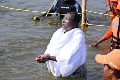 President Droupadi Murmu takes holy dip at Triveni Sangam in Maha Kumbh Mela