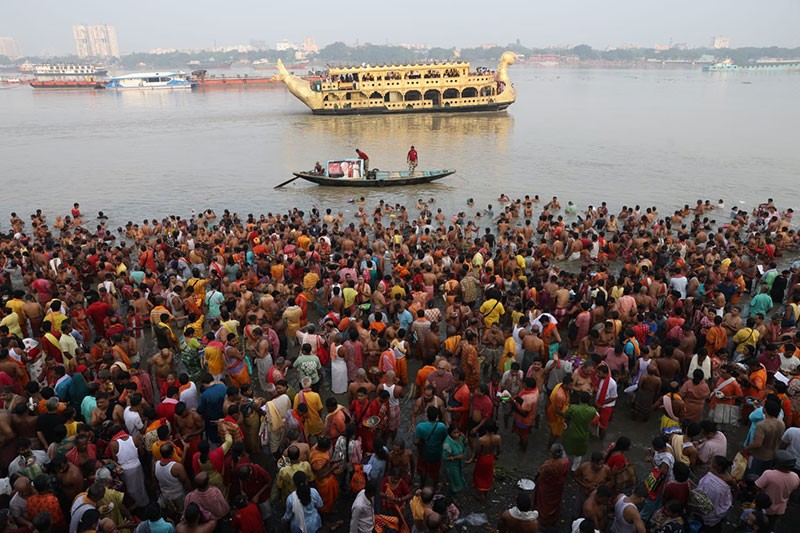 In Images: Devotees offer prayers to ancestors on Mahalaya in Kolkata