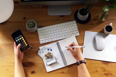 How a minor bank account helps build savings habits early