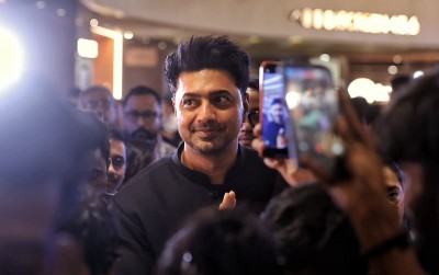 Dev arrives with parents to support Jeet’s ‘Keu Bole Biplobi Keu Bole Dakat’ at special screening