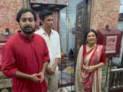 Sabyasachi Chowdhury, Payel De visit Thantania Kalibari to promote ‘Sadhak Bamakhyapa’