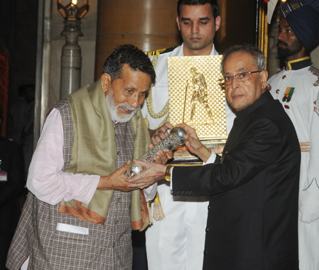 Pranab Mukherjee presenting the Gandhi Peace Prize 