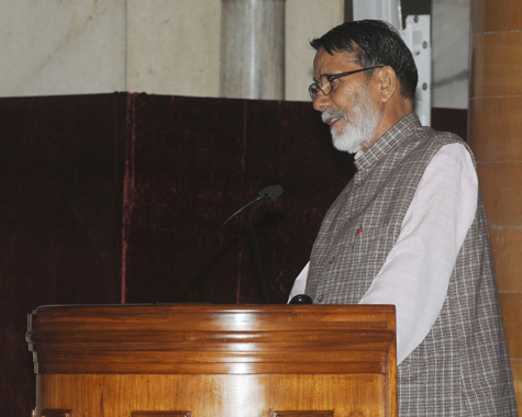 Pranab Mukherjee presenting the Gandhi Peace Prize 