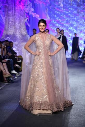 LFW: Arjun Kapoor, Jacqueline Fernandez walk ramp for Manish Malhotra