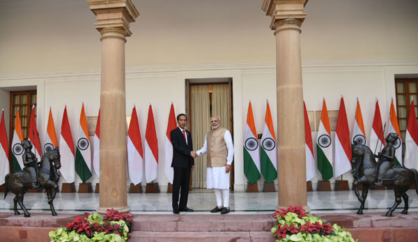  Narendra Modi with the President of Indonesia, Mr. Joko Widodo at the ceremonial welcome, at Rashtrapati Bhavan