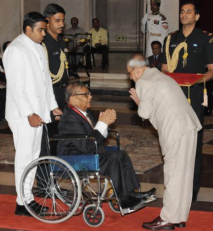 Pranab Mukherjee presenting Dr. B.C. Roy National Award 2008