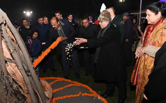 Pranab Mukherjee with the Students and Children from Nonei, Manipur attending the National Integration Tour