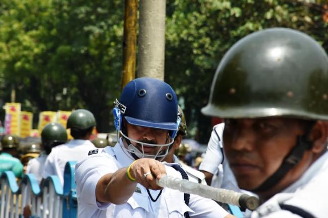 Kolkata Police lathicharge protesters, many injured