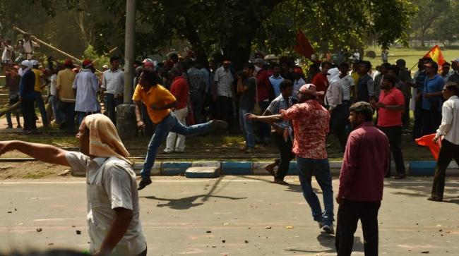 Kolkata Police lathicharge protesters, many injured