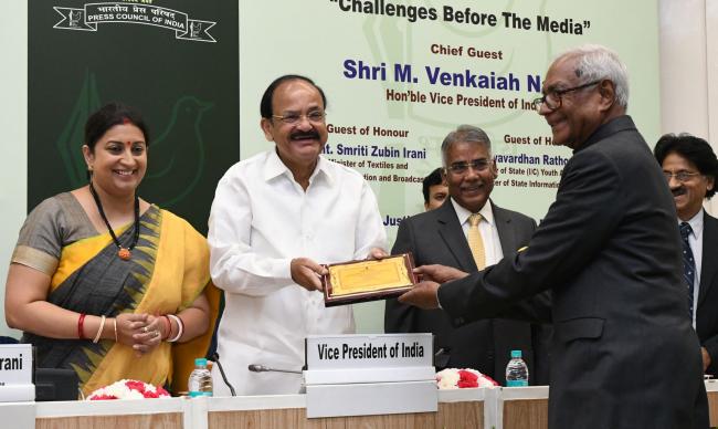 Vice President confers National Awards for Excellence in Journalism