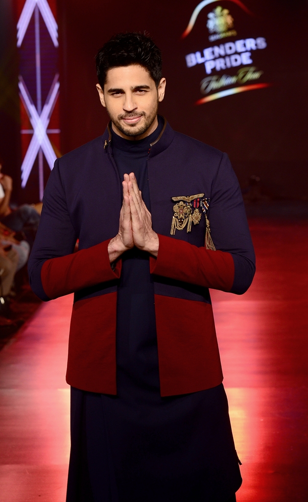 Sidharth Malhotra dazzles up fashion show in Kolkata