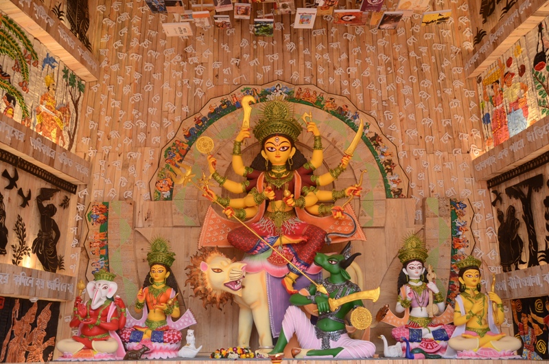 Chalta Bagan puja pandal recreates Bengali culture