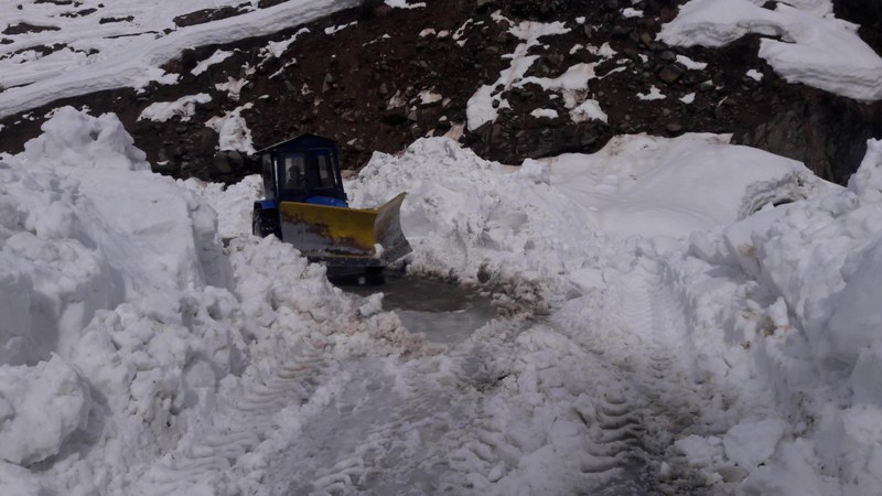 People walk through snow covered Bhaderwah-Chamba inter-state road in ...