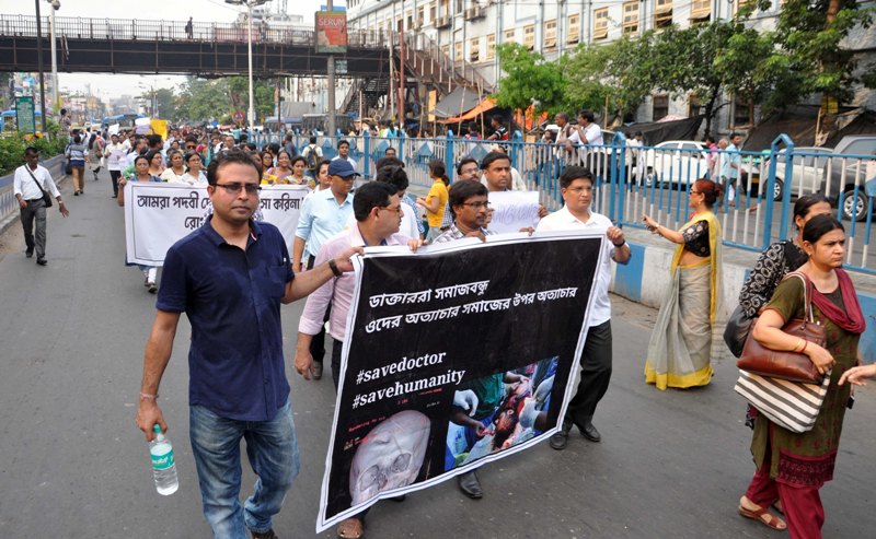 Artists, eminent personalities join doctors' protest over NRS issue in Kolkata