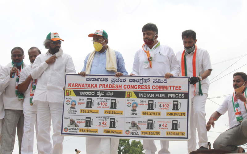 KPCC President D K Sivakumar protest against petrol price hike